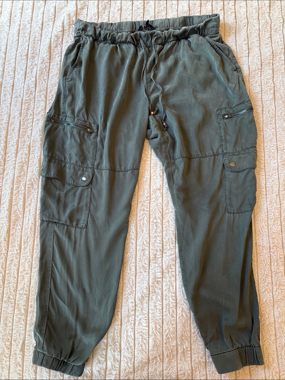 Banana Republic Women’s Olive Green Cargo Jogger Pants silk feel, size large
